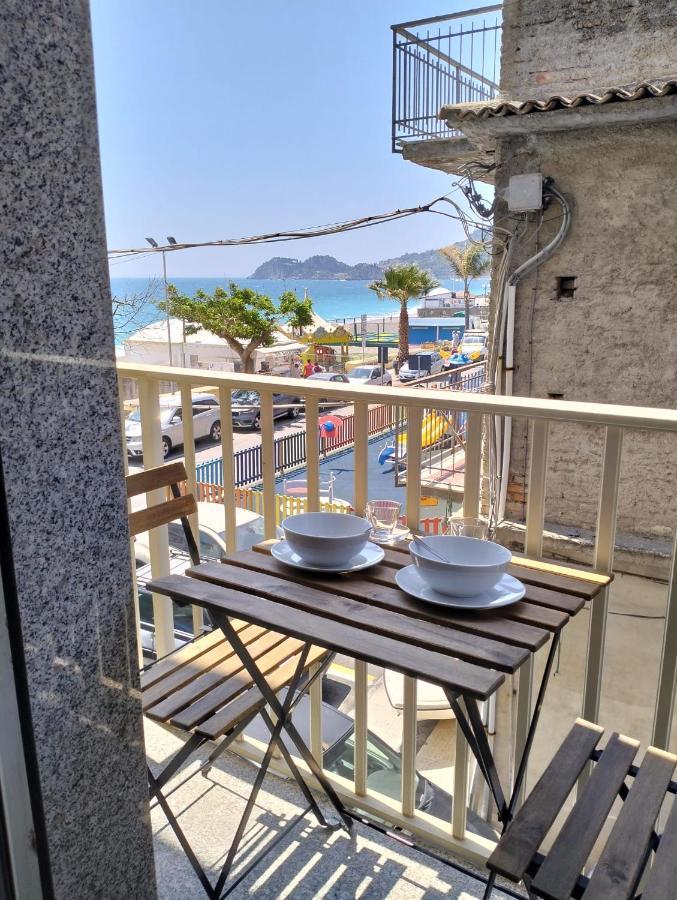 Апартаменти Family House Letojanni Taormina Екстер'єр фото