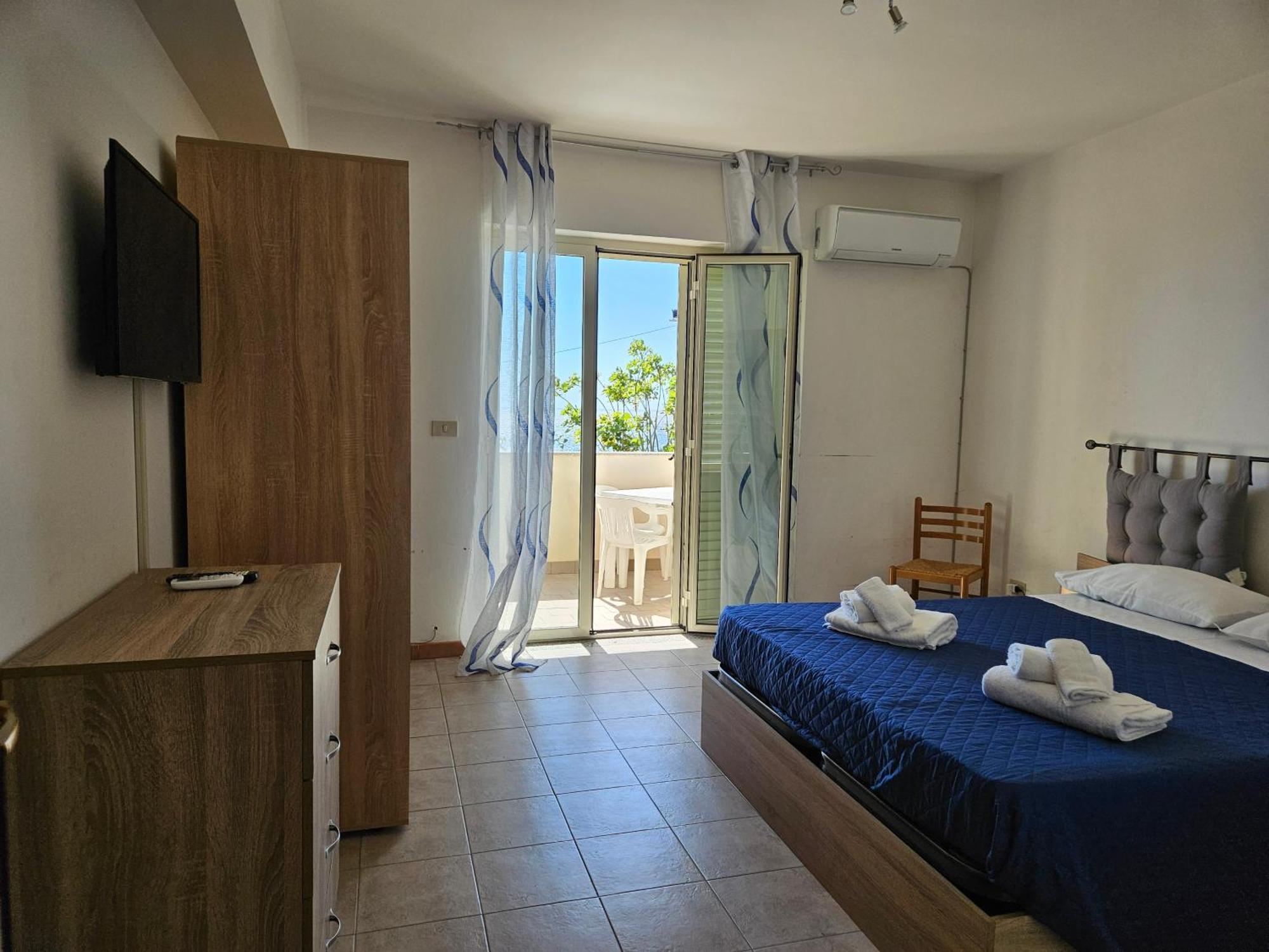 Апартаменти Family House Letojanni Taormina Екстер'єр фото